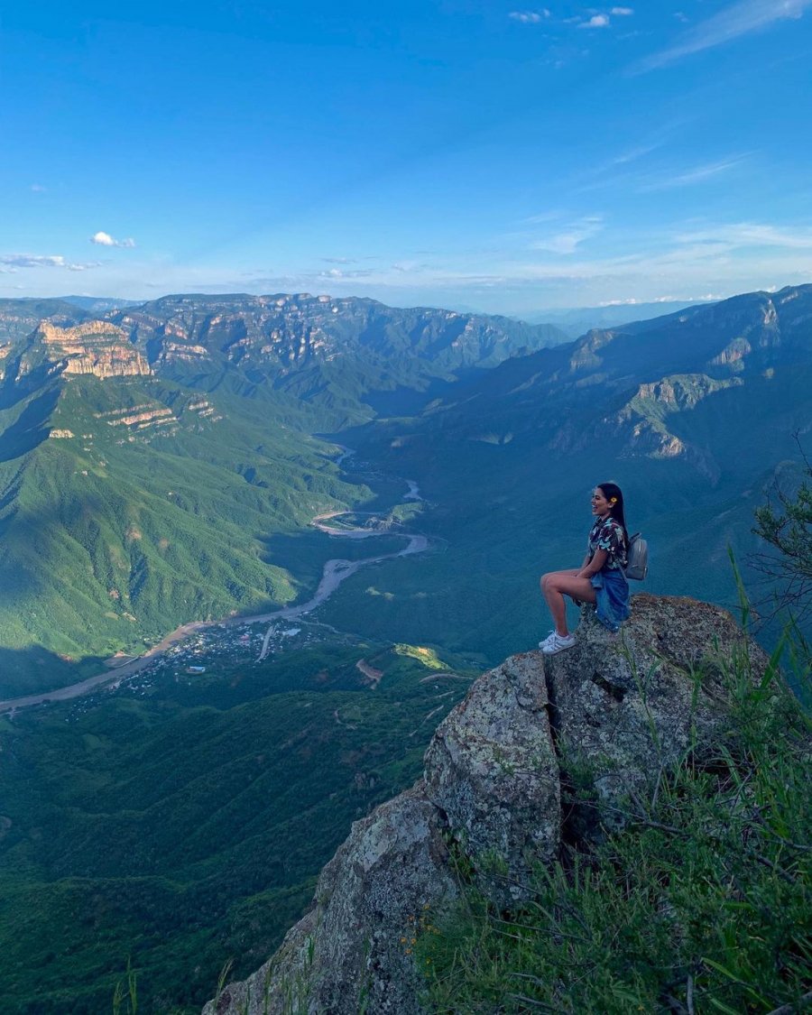Người đẹp Mexico trong chuyến trekking lên điểm quan sát Mirador del Cerro del Gallego. Ảnh: Andrea Meza/Instagram