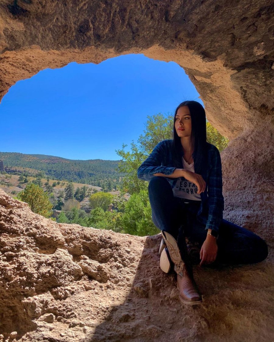 Người đẹp chụp hình ở Cueva de la Olla - điểm khảo cổ nổi tiếng tại Chihuahua. Ảnh: Andrea Meza/Instagram