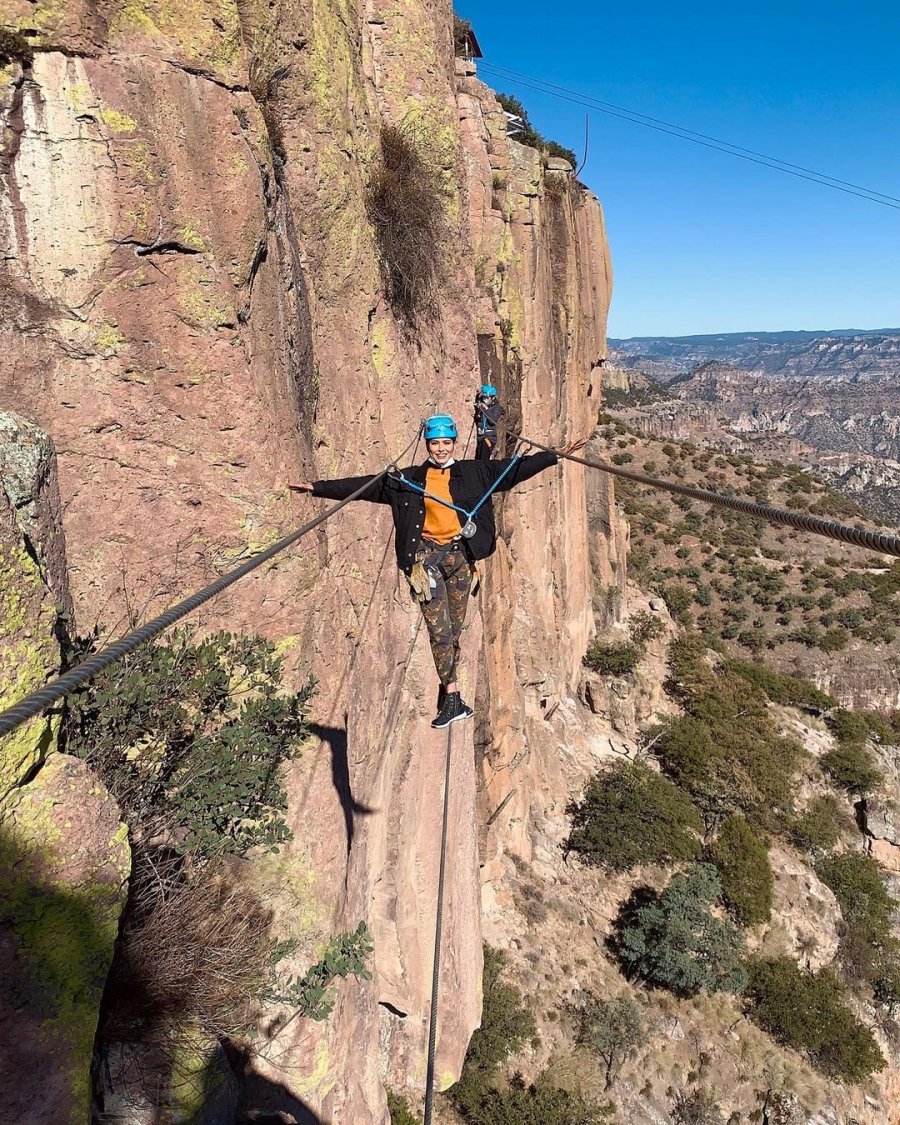 Andrea thích thú với trải đi thăng bằng trên dây mắc vào vách núi. Ảnh: Andrea Meza/Instagram