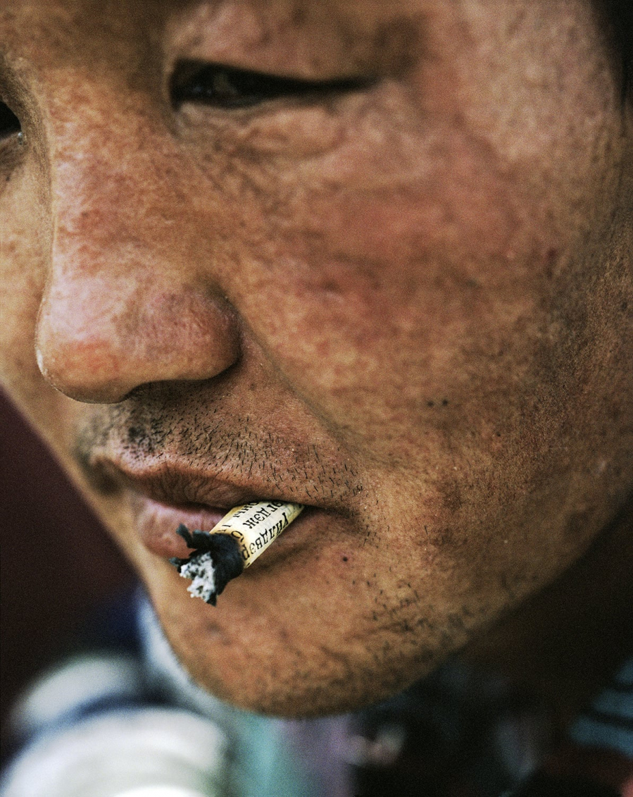Altai, một trong những người bạn Mông Cổ đầu tiên của Lagrange, đã tự tay cuộn điếu thuốc của mình bằng giấy báo.