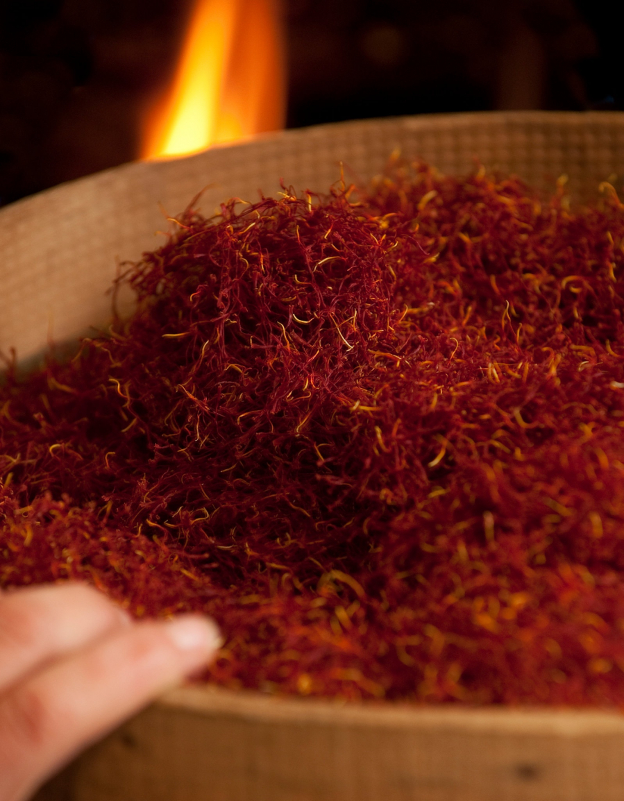 Saffron được sấy khô để làm tăng thêm sự phong phú của màu sắc và hương vị