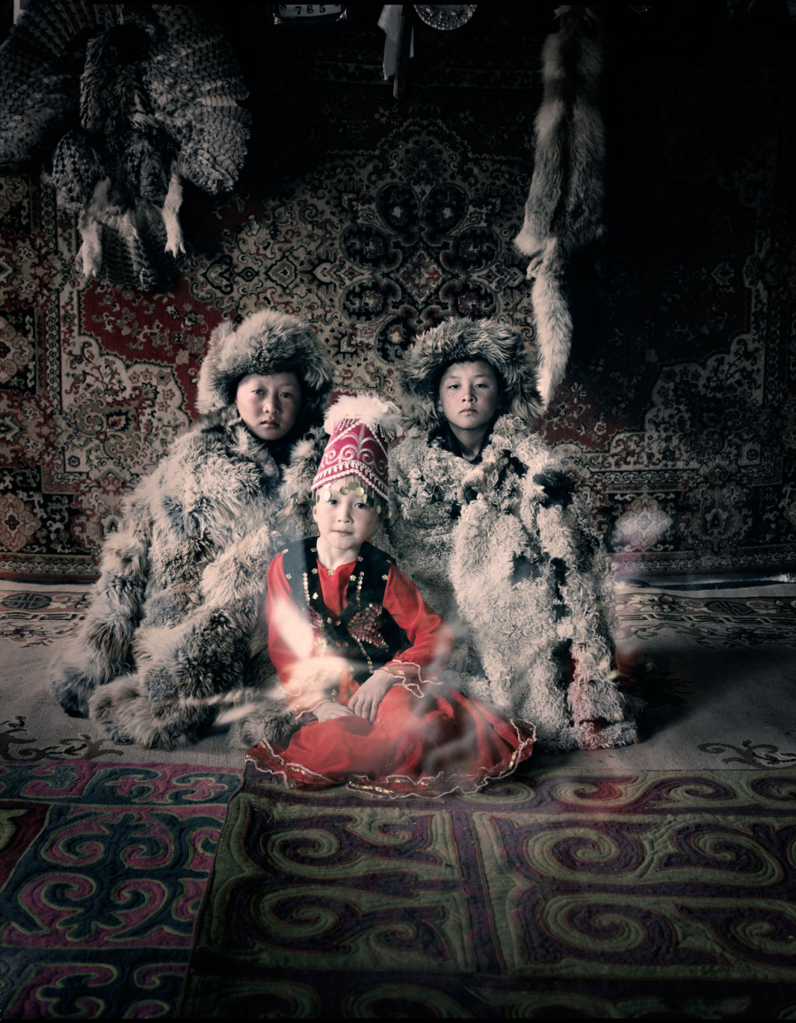 Đặc trưng địa lý của Bayan Olgii đã lưu giữ văn hóa truyền thống của người Kazakh trong hơn hai nghìn năm. 