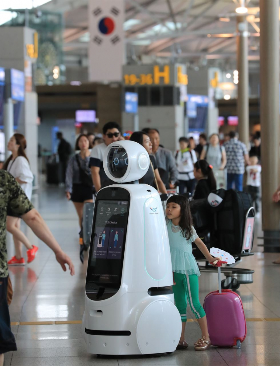 Chú robot chụp ảnh dễ thương tương tác với mọi người tại sân bay Incheon, Seoul