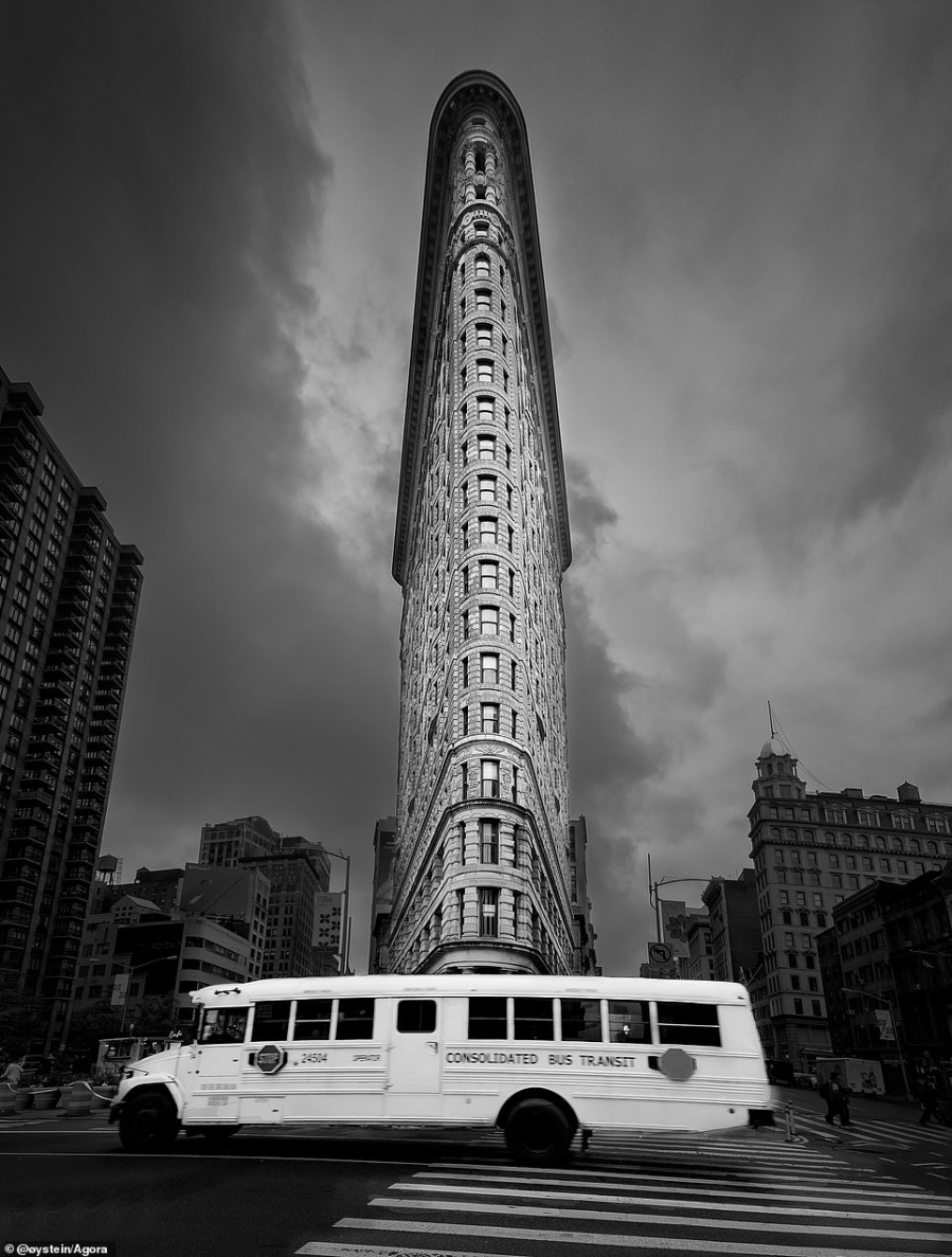 Tòa nhà Flatiron mang tính biểu tượng ở New York (Mỹ) là niềm cảm hứng của nhiều nhiếp ảnh gia qua các thập kỷ. Trong cuộc thi này, nhiếp ảnh gia đến từ Na Uy @øystein đã mang đến cái nhìn đen trắng thần bí về công trình kiến trúc tráng lệ.