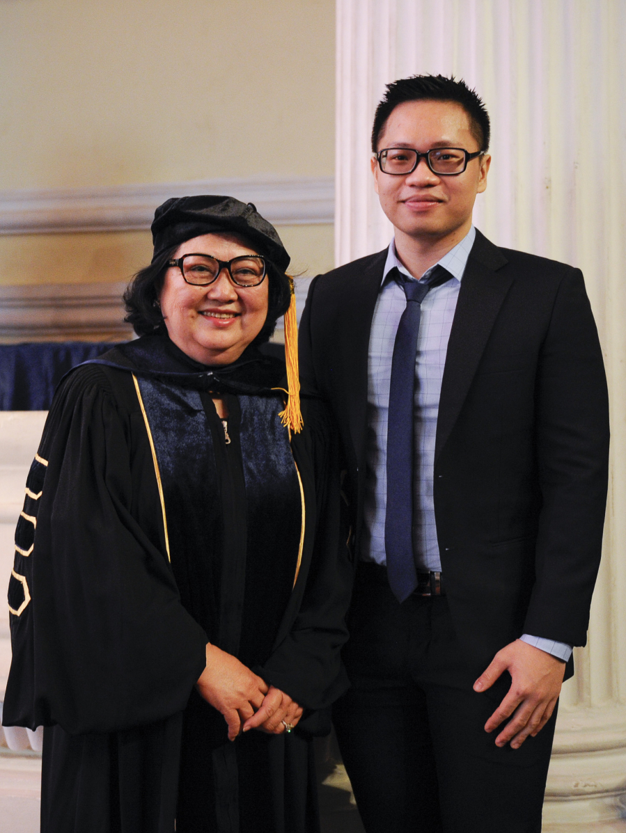 Tiến sỹ Trần Nguyễn Thy Bình và cựu học sinh Huỳnh Thanh Huy trong lễ tốt nghiệp 2019-2020 trường Quốc tế APU
