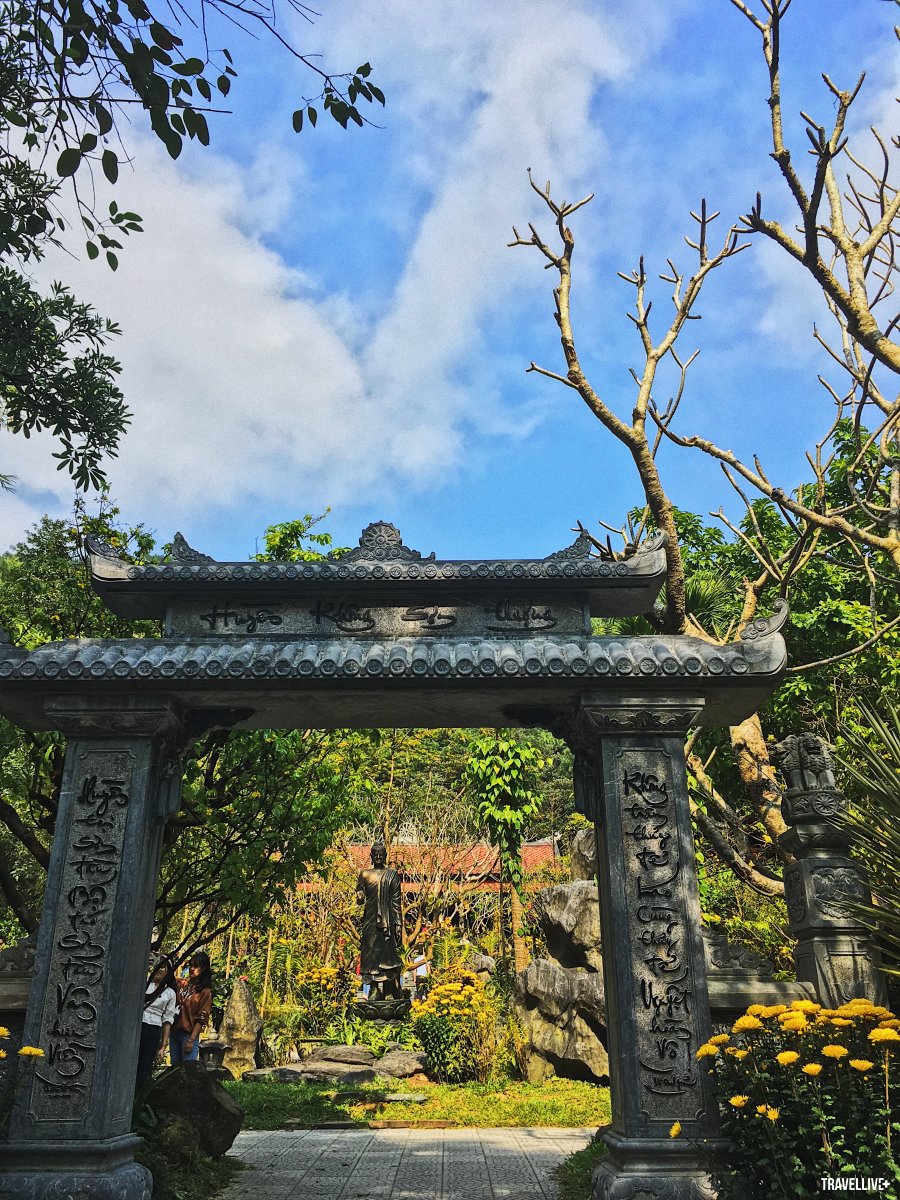 Cổng chùa có cảm giác như cổng một căn nhà sân vườn Huế