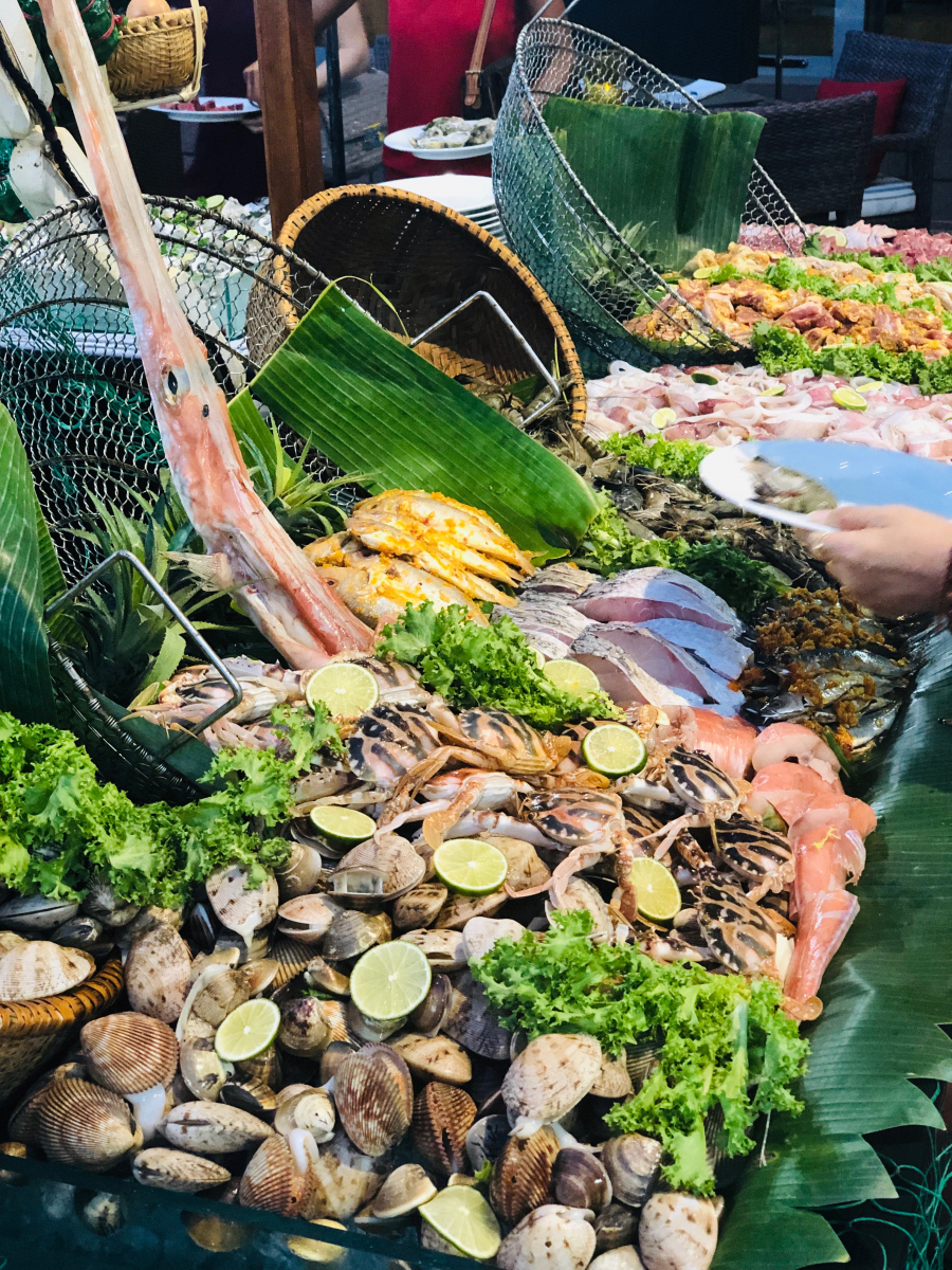 Các món hải sản tươi sống được lựa chọn kỹ càng sẽ được chế biến ngay tại khu live cooking