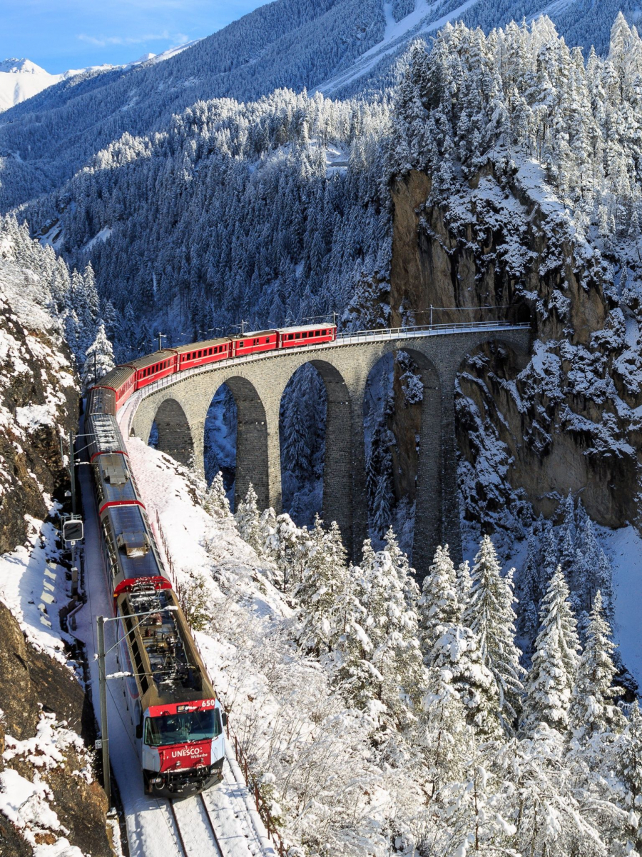 Tàu tốc hành Bernina chạy trên một độ nghiêng 7% với vòng xoắn ốc 360%, đi qua 55 đường hầm và 196 cây cầu