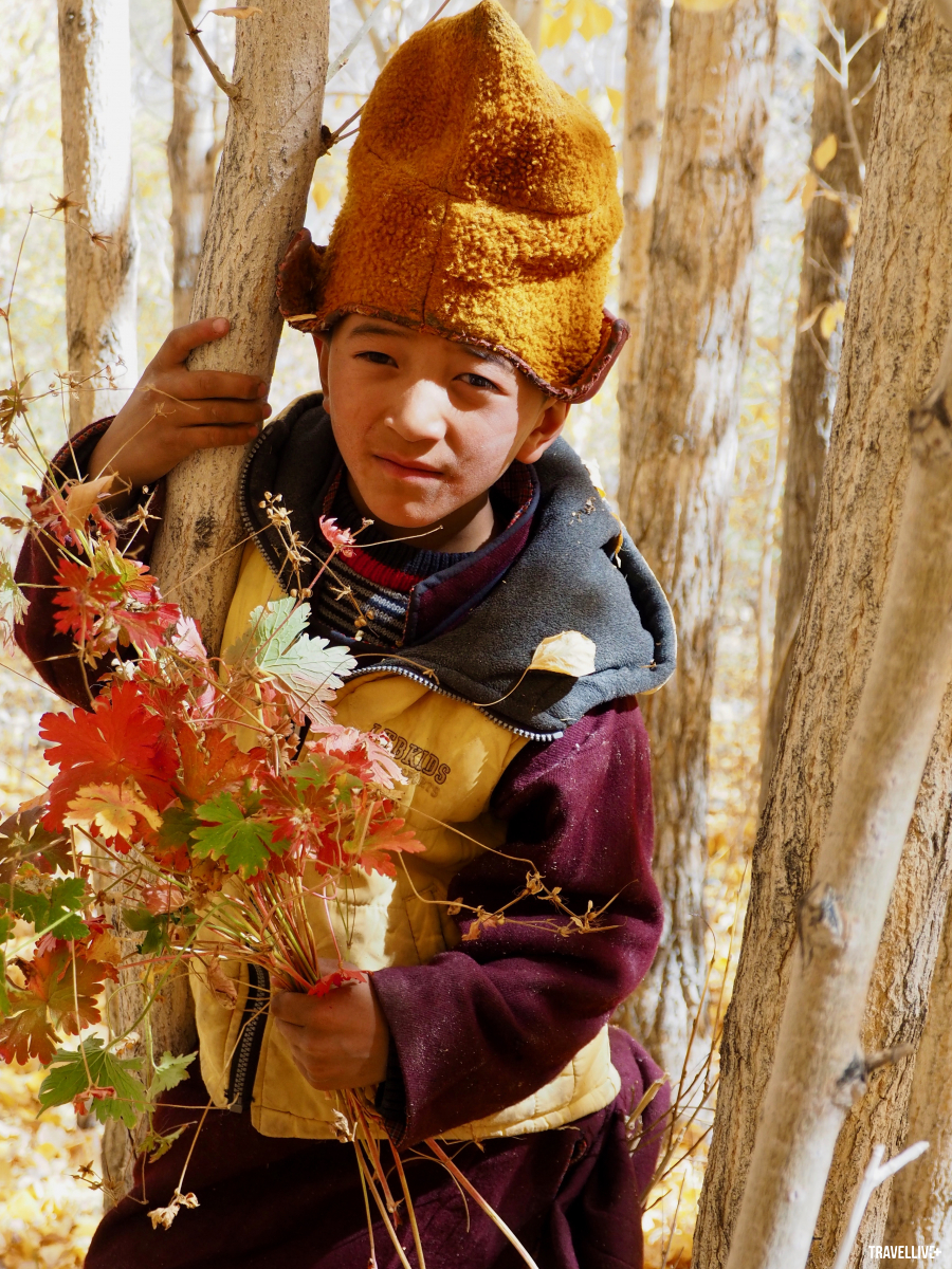 Một em bé giữa mùa thu Zanskar