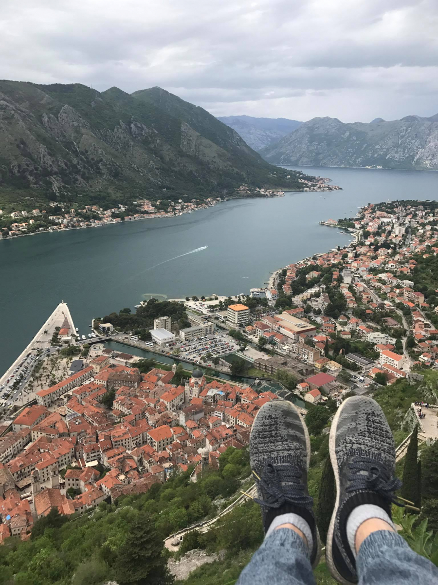 ''Từ pháo đài nhìn xuống thành phố cổ Kotor, Montenegro'' - Kotor là một thành phố ven biển ở Montenegro, một quốc gia Châu Âu ít dân nhất được xây dựng từ giữa thế kỷ 12 - 14 theo lối kiến trúc thời Trung cổ.