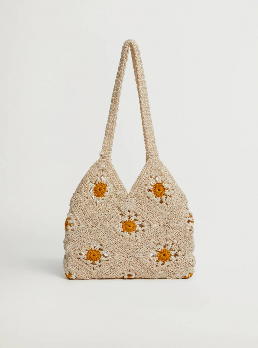 Túi xách với thiết kế theo xu hướng đan móc. Ảnh: glamour.com