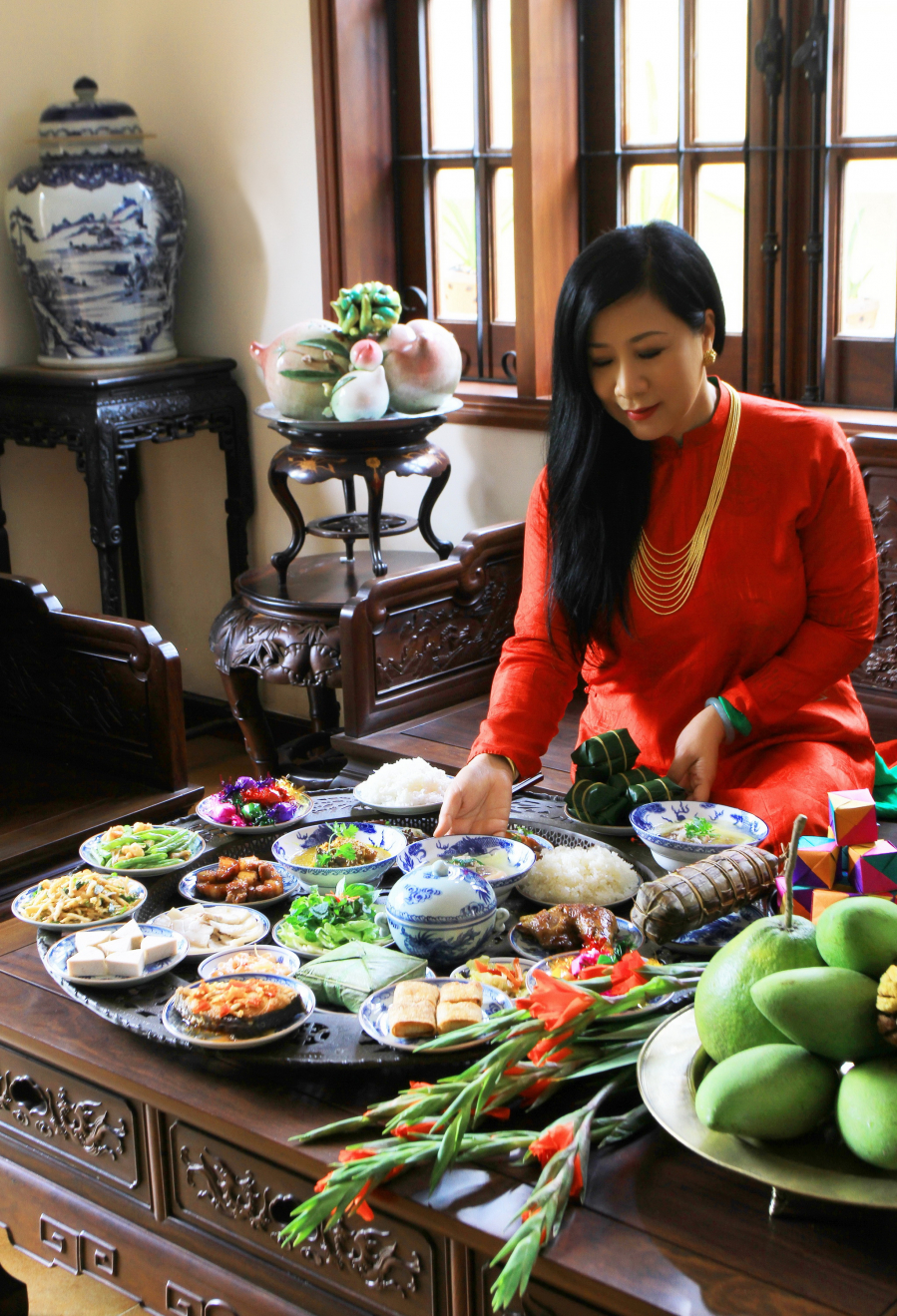 Nghệ nhân ẩm thực Hồ Thị Hoàng Anh đang thực hiện mâm cỗ Tết ở Huế