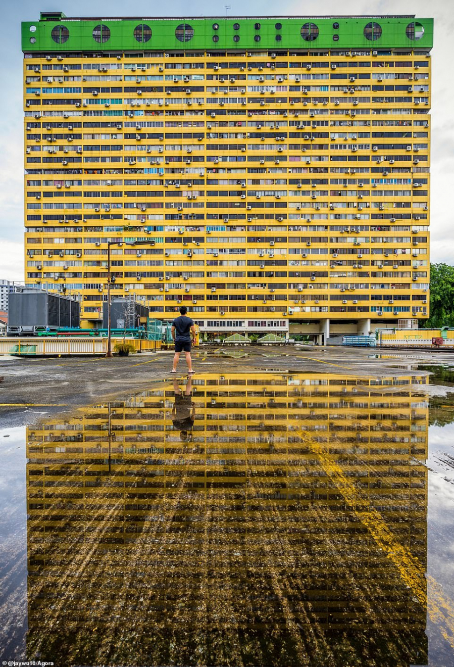 Một khối căn hộ có màu sắc sống động ở Singapore được chủ nhân tài khoản @jaywu10 chụp lại. Nhiếp ảnh gia đã thêm hình ảnh phản chiếu của khối kiến trúc trong vũng nước khổng lồ tạo hiệu ứng thị giác độc đáo cho bức ảnh.