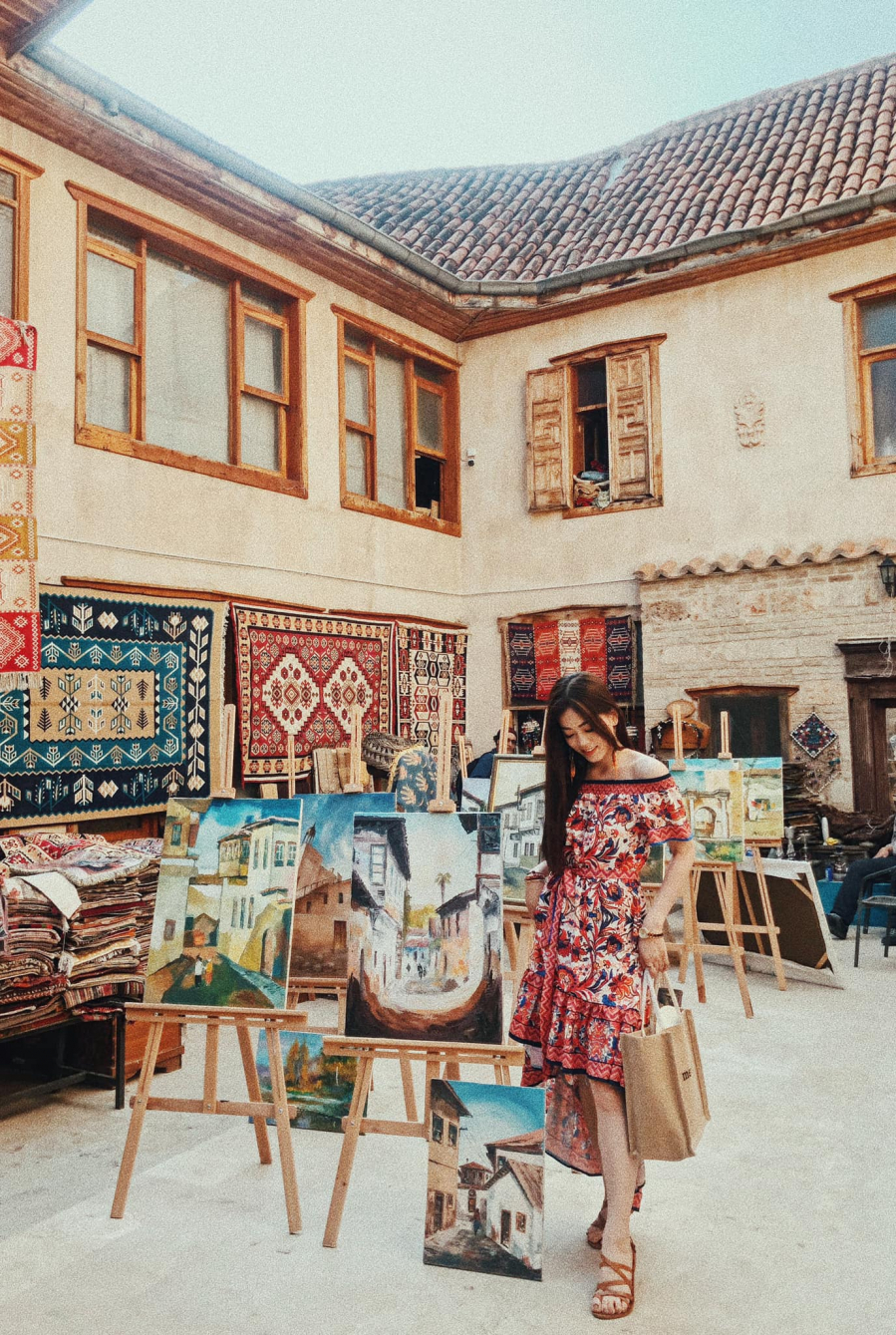 Á hậu Bùi Phương Nga check-in tại một cửa hàng thảm tuyệt đẹp trong khu phố cổ