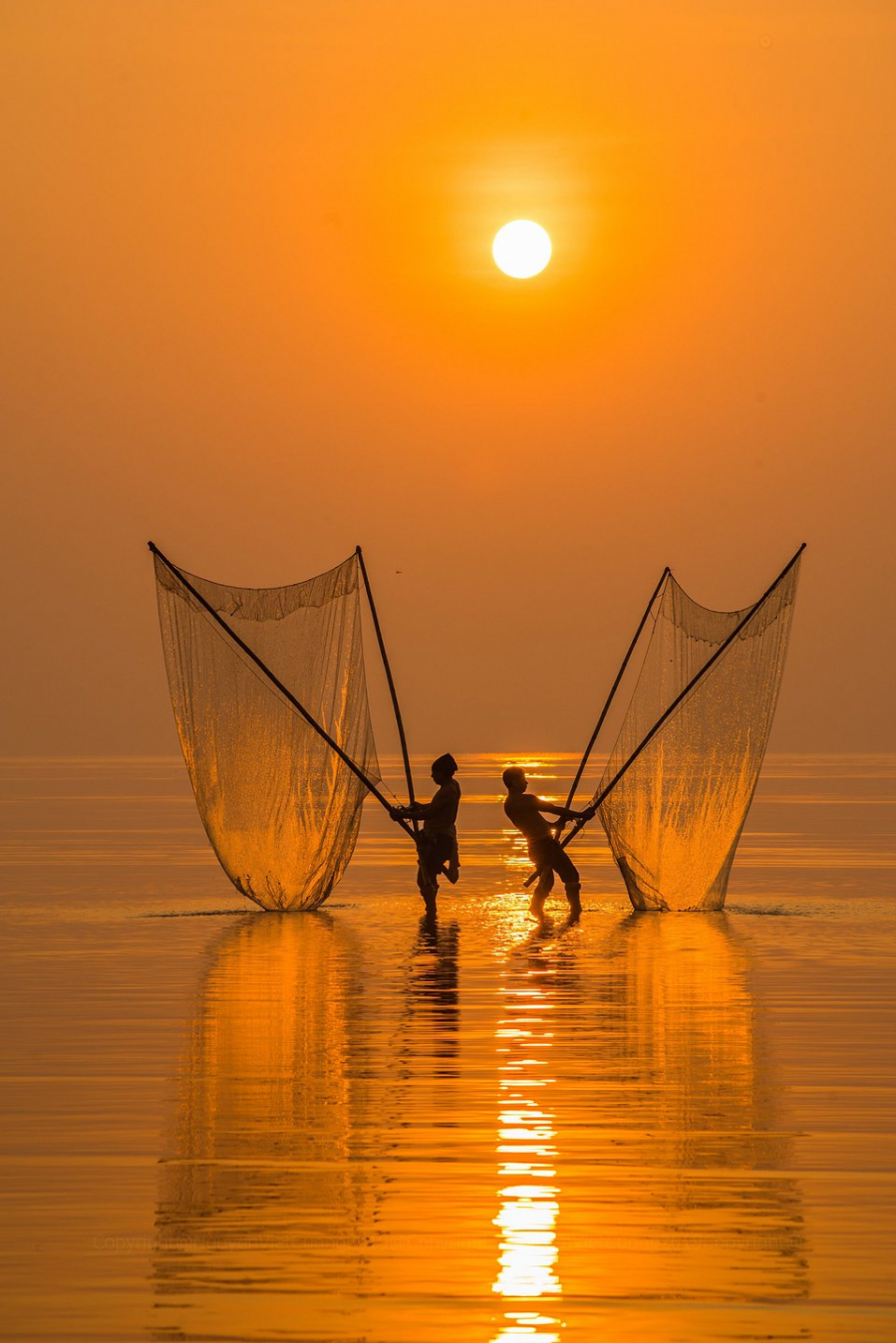 Fisherman under the dawn (Ngư dân dưới ánh bình minh) - @viếtcường
