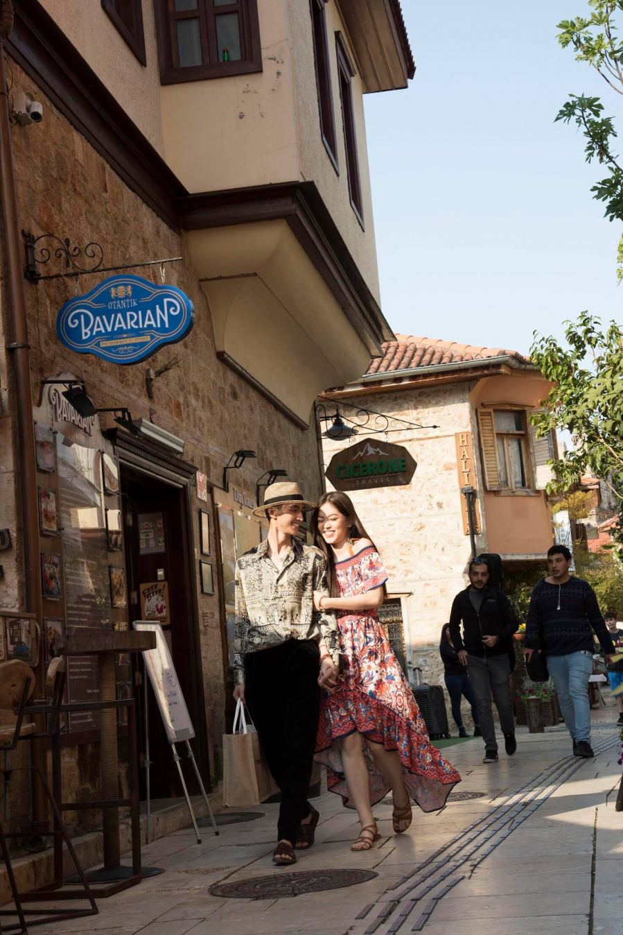 Diễn viên Bình An cùng Á hậu Phương Nga vui vẻ sánh bước trong con phố cổ ở Antalya