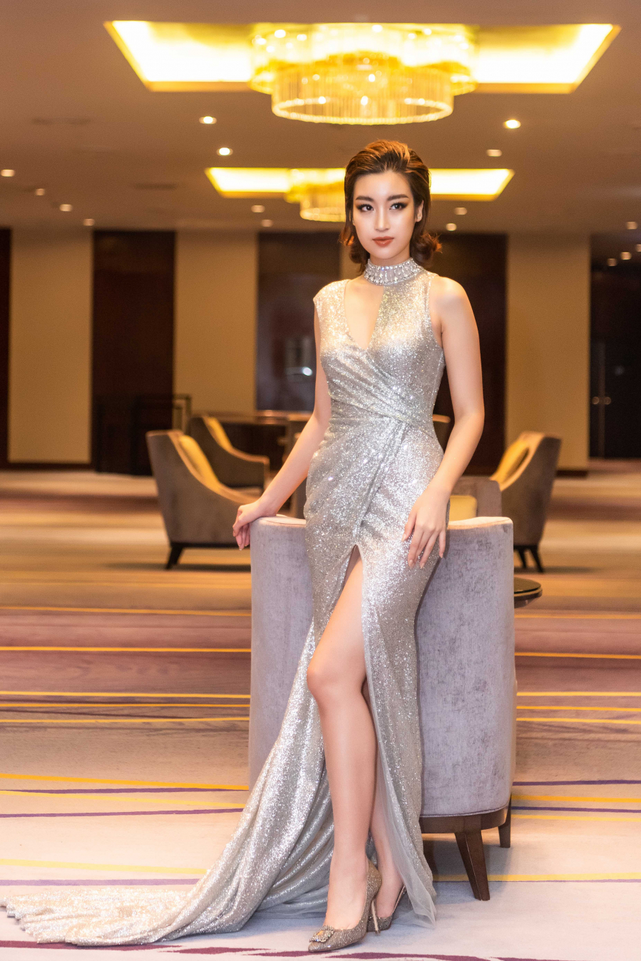 Hoa hậu Đỗ Mỹ Linh xuất hiện lộng lẫy tại bữa tối