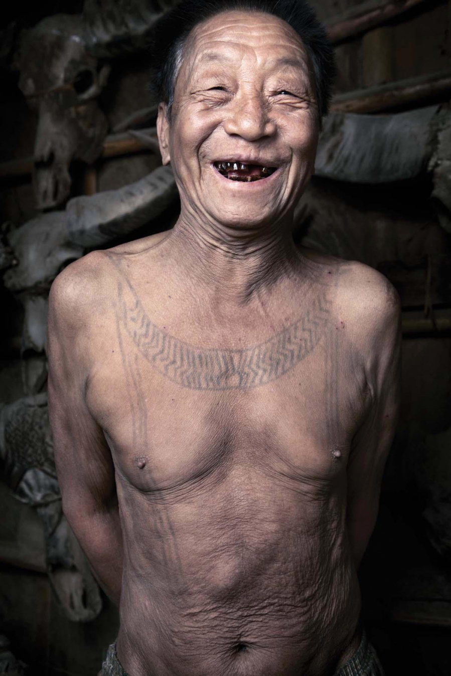 Hensungaubu, 80 tuổi, tươi cười với hàm răng được nhuộm đen theo truyền thống