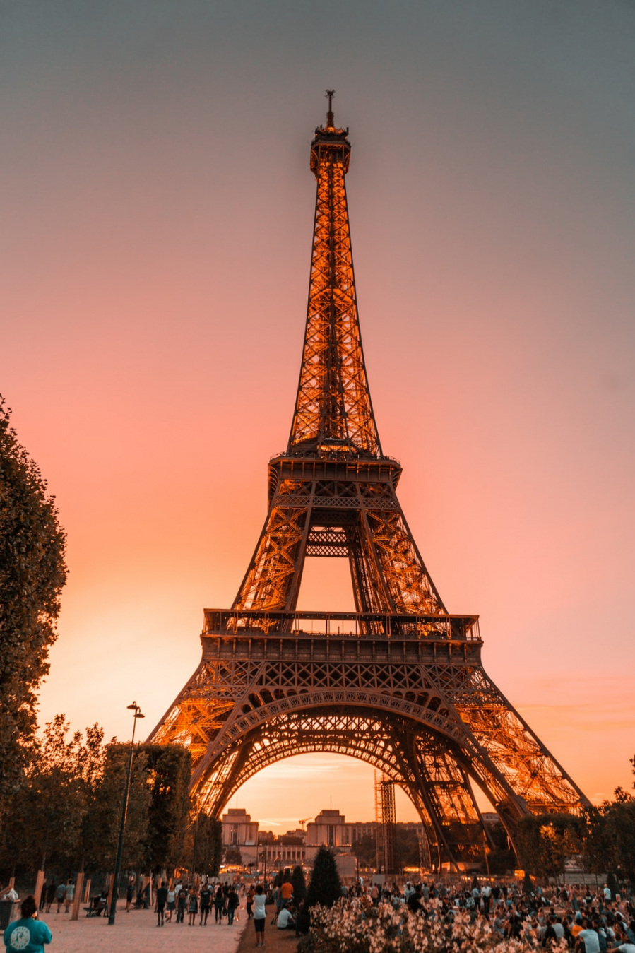 Tháp Eiffel, biểu tượng của thành phố Paris diễm lệ.
