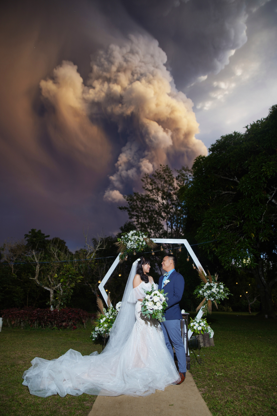 Ảnh cưới dưới cột tro núi lửa để đời của cặp đôi người Philippines