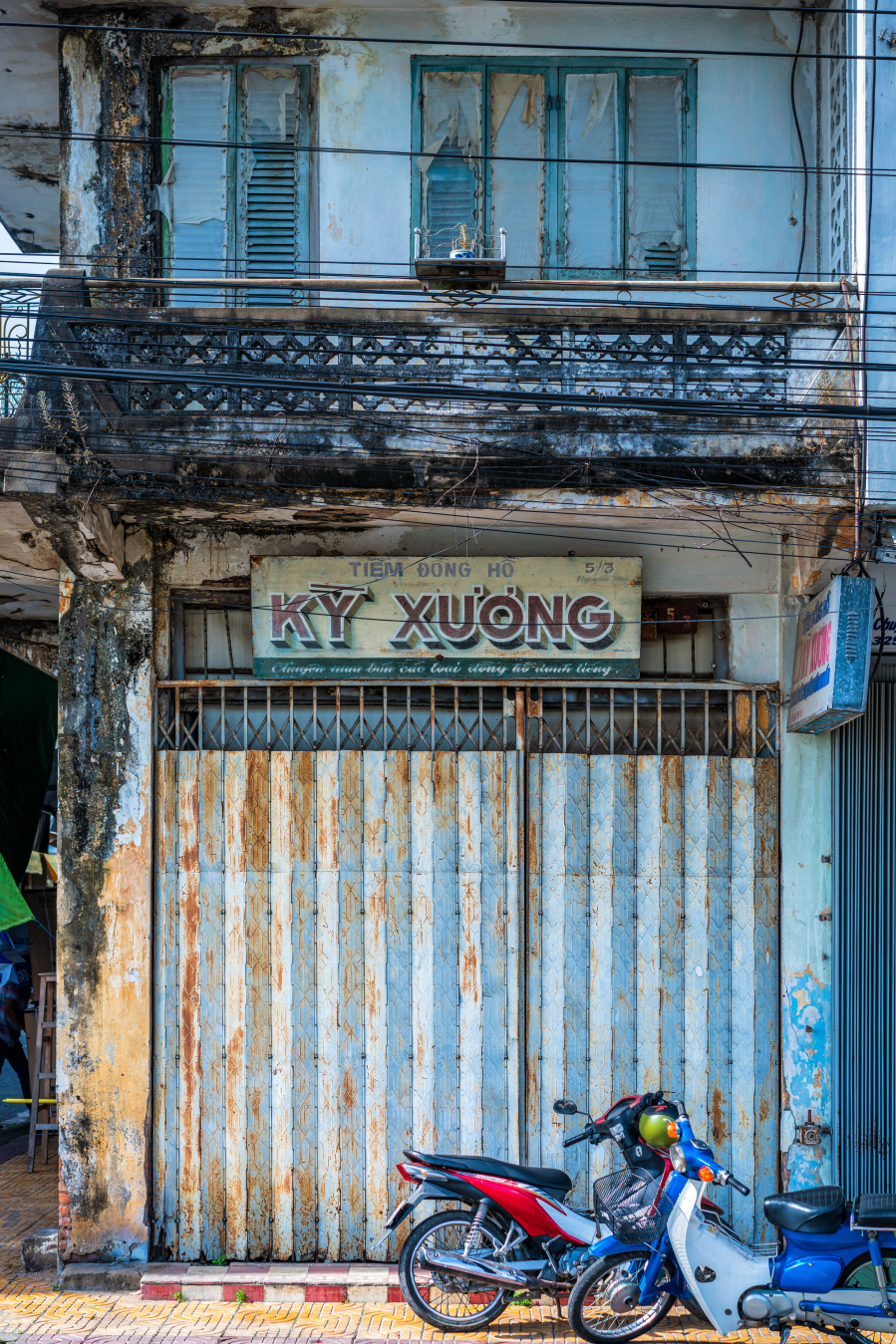 Những ngôi nhà với phong cách kiến trúc hiện đại cùng những bảng hiệu vẽ tay là ví dụ cho thẩm mỹ đa dạng của người Việt