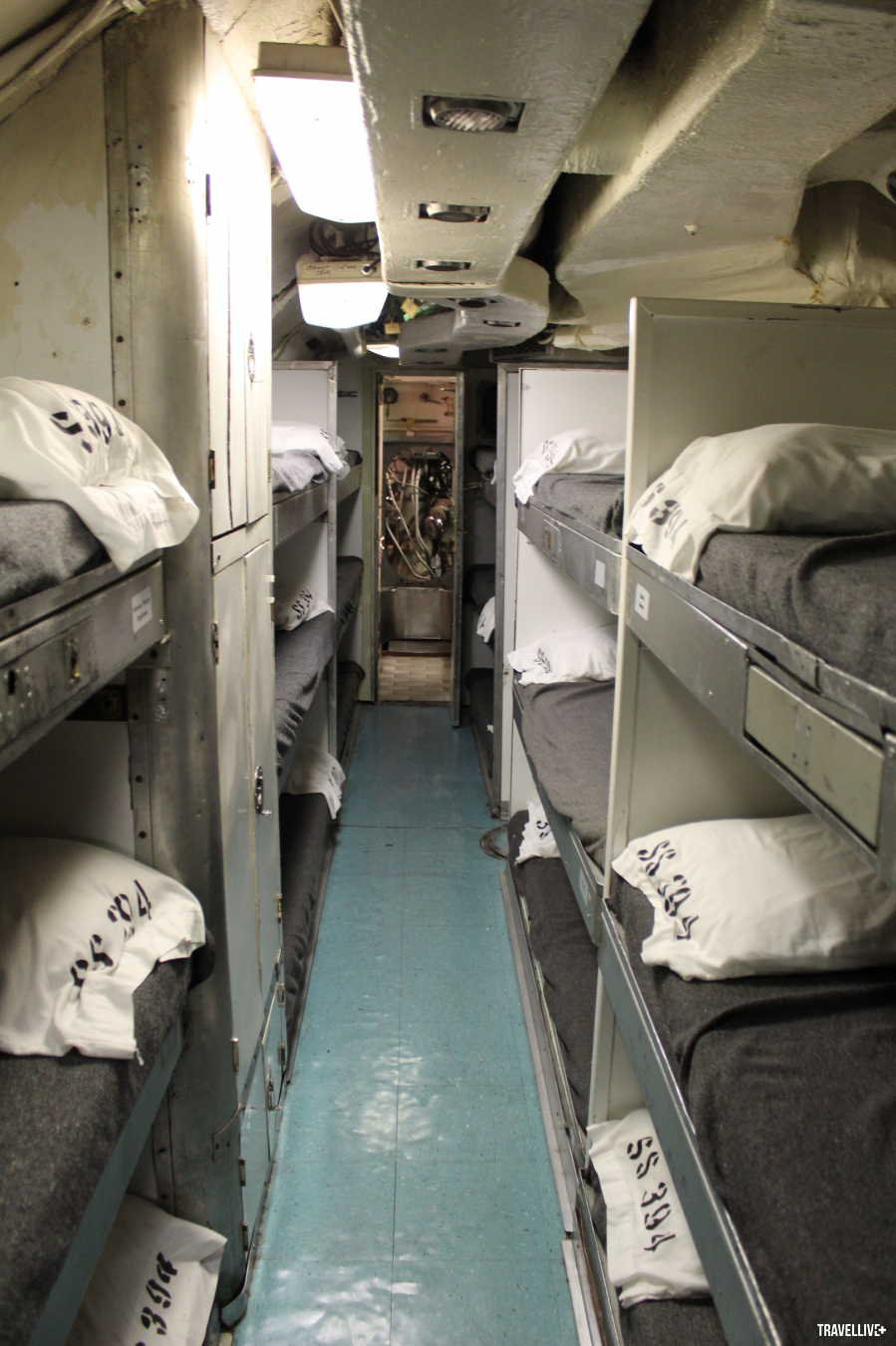 Giường ngủ của những thuỷ thủ trên tàu cũng là nơi ngủ của khách du lịch đặt tour ngủ qua đêm ở đây. 