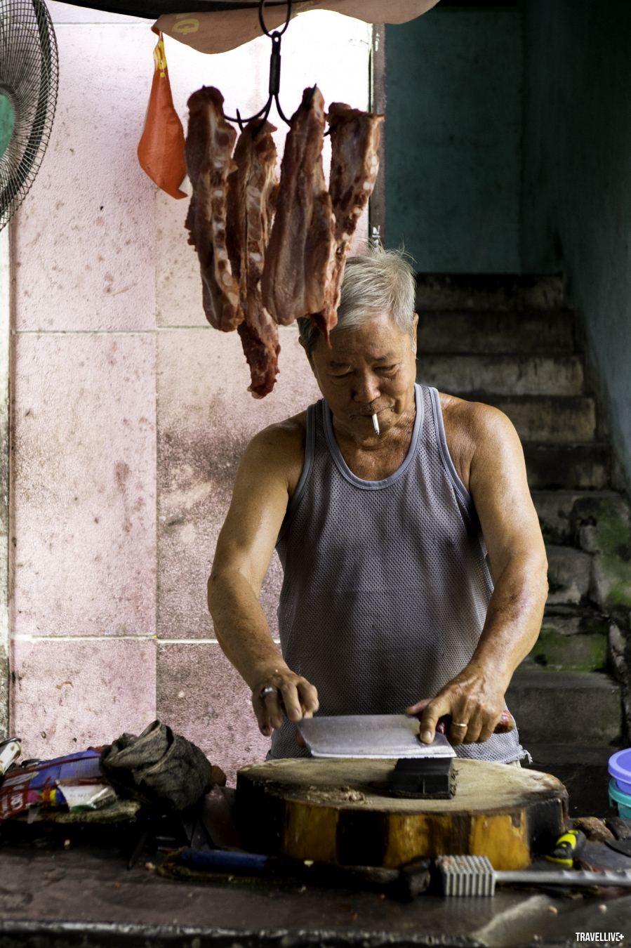 Chú bán thịt heo ở Chợ Lớn, nay đã gần 80 tuổi nhưng vẫn vui vẻ làm việc