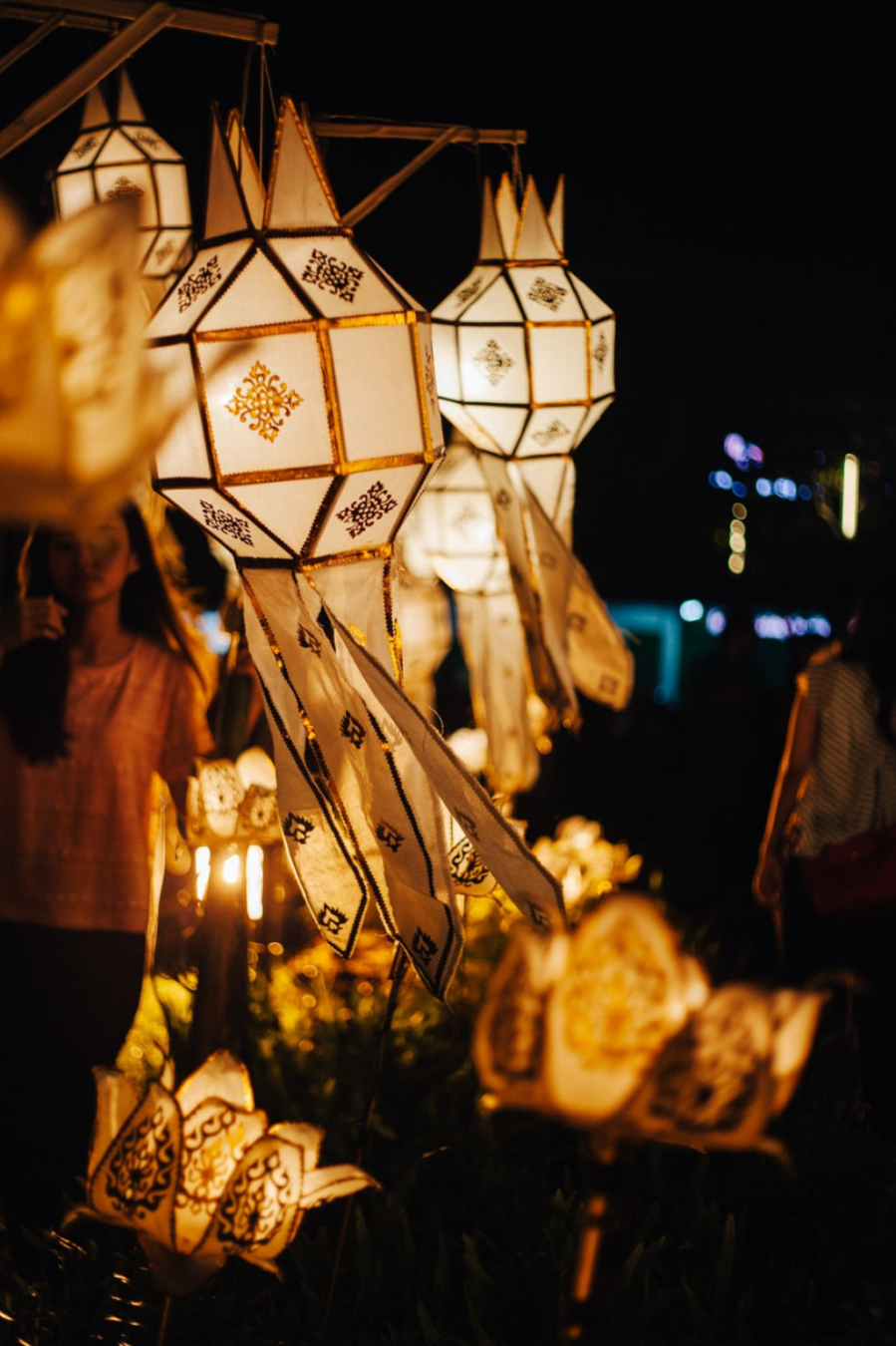Những chiếc đèn lồng lắc lư trong gió tại Đài tưởng niệm Tam vương