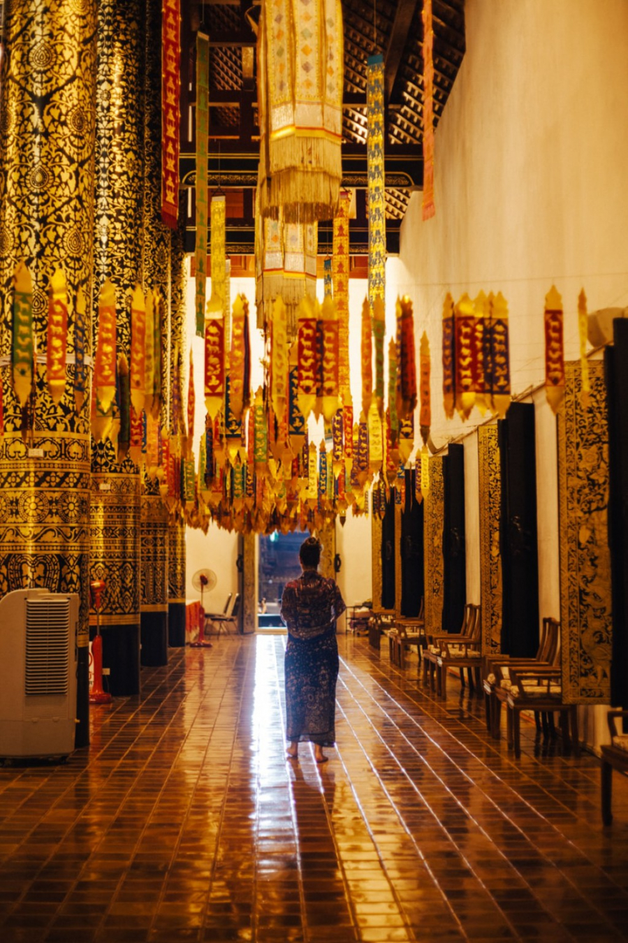 Một người phụ nữ mặc quần áo Lanna đi trong một ngôi đền