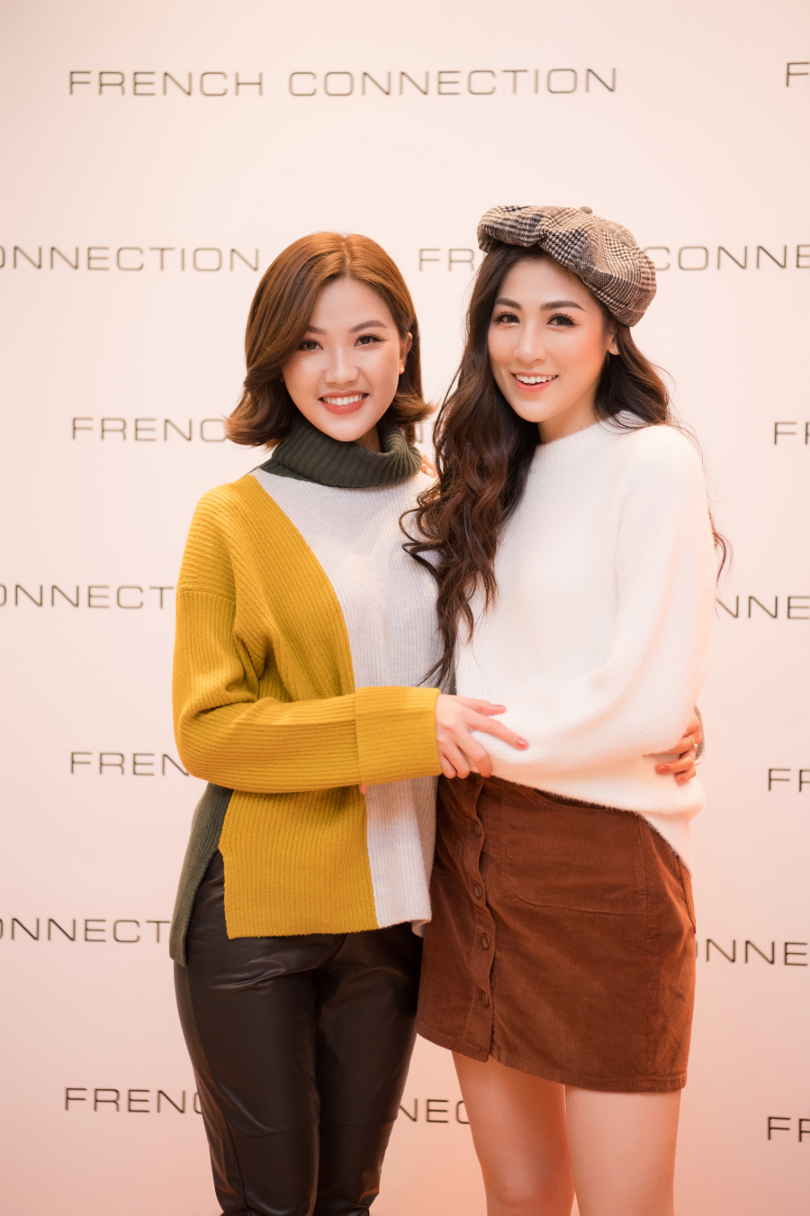 Ngay tại sự kiện, Á hậu Tú Anh trổ tài stylist cực ấn tượng, phối đồ cho người bạn thân thiết diễn viên Lương Thanh với phong cách quý cô sang trọng.