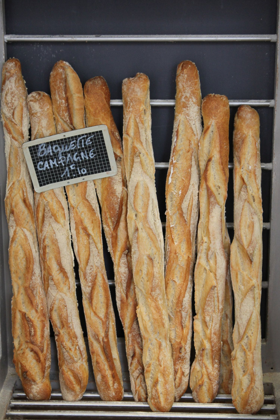 Sắc Lệnh Bánh Mì năm 1993 quy định theo luật một baguette thực sự truyền thống phải được làm bằng tay, được bán ở nơi nướng bánh và chỉ được làm bằng nước, bột mì, men và muối