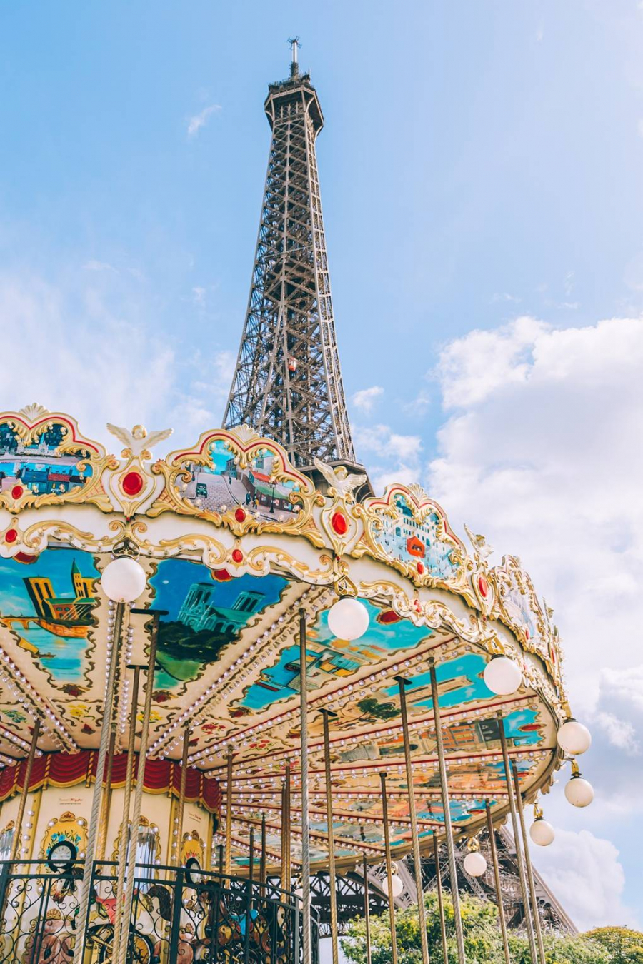 Góc chụp đưa được hình ảnh nhà hát cũ Carousel và Tháp Eiffel, chính là địa điểm đầu tiên giúp bạn có những bức hình đẹp tại thành phố này.