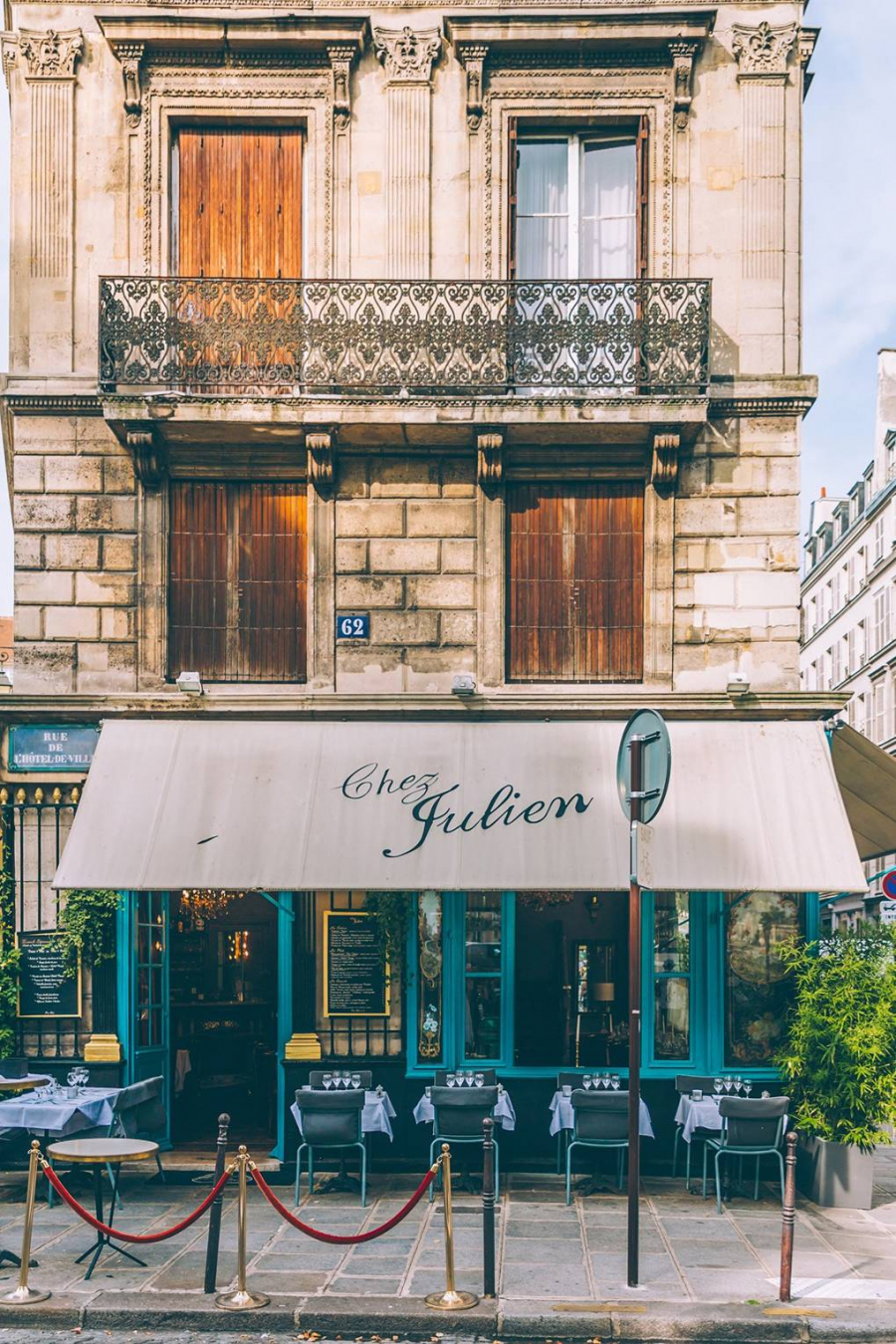 Quán café cổ điển Chez Julien