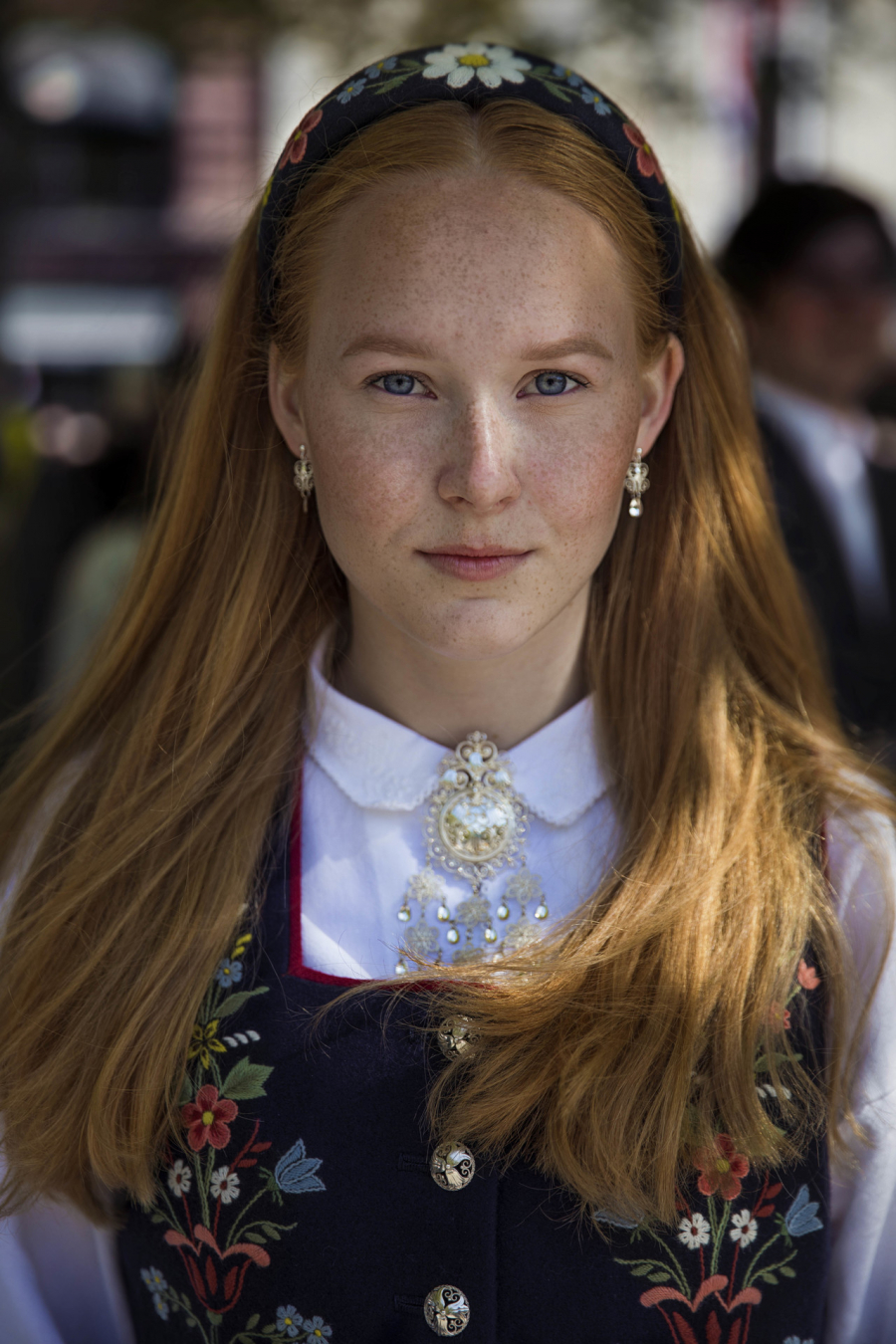 Julie mặc bộ trang phục dân gian tinh xảo trong ngày Quốc khánh Na Uy.