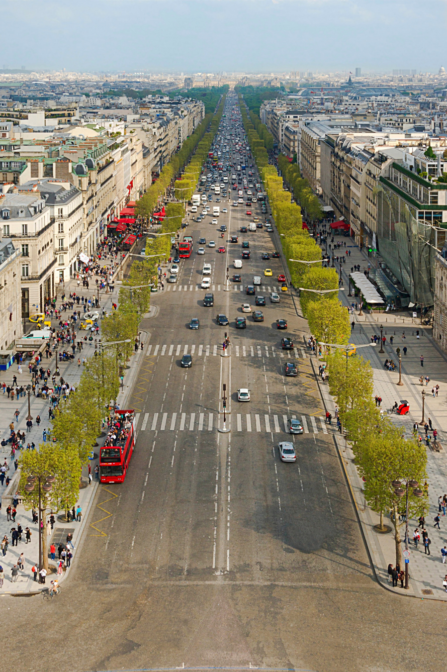 Dáng dấp hiện đại của đại lộ Champs-Elysées có được là nhờ công quy hoạch của kiến trúc sư Hittorff vào những năm 1836-1840