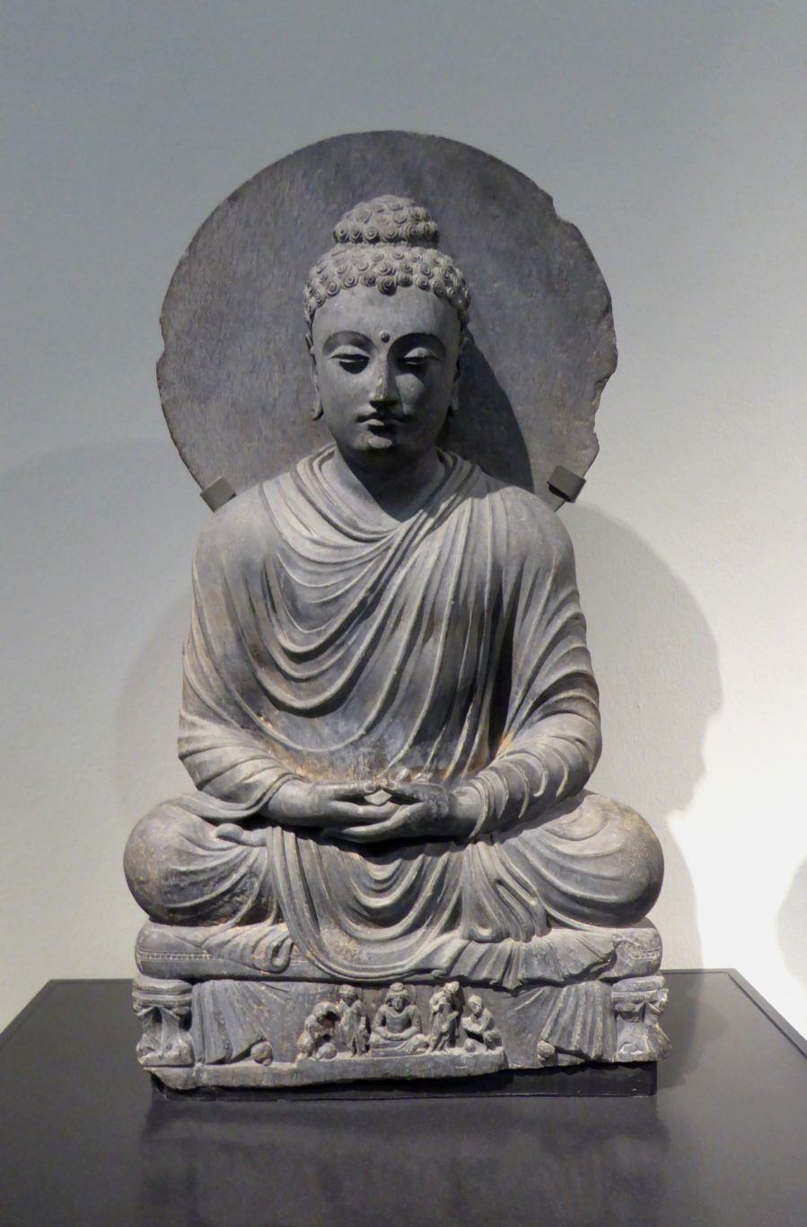 Một tượng Đức Phật hiển lộ tại Gandhāra, được tạc từ khoảng năm 200-400 TCN, hiện đang trưng bày tại Bảo tàng Victoria & Albert (London)