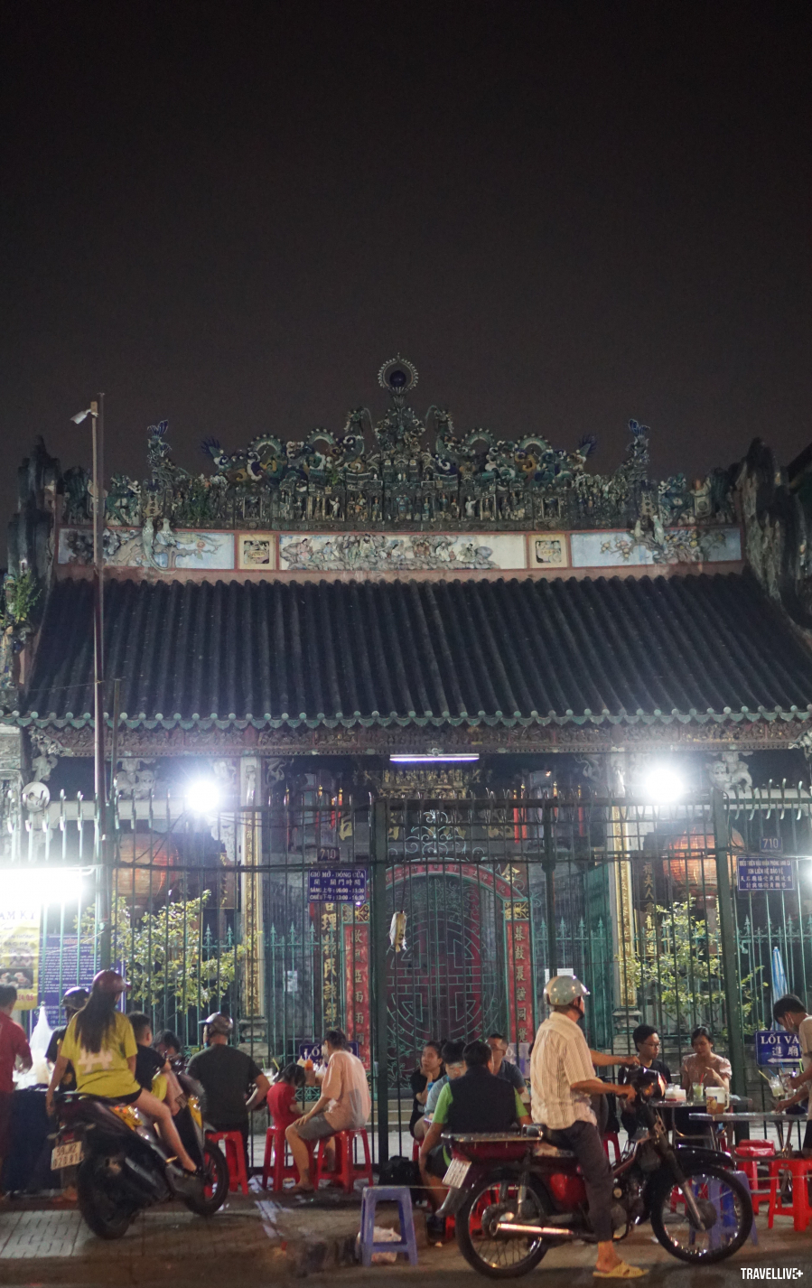 Một quán ăn trước chùa Thiên Hậu