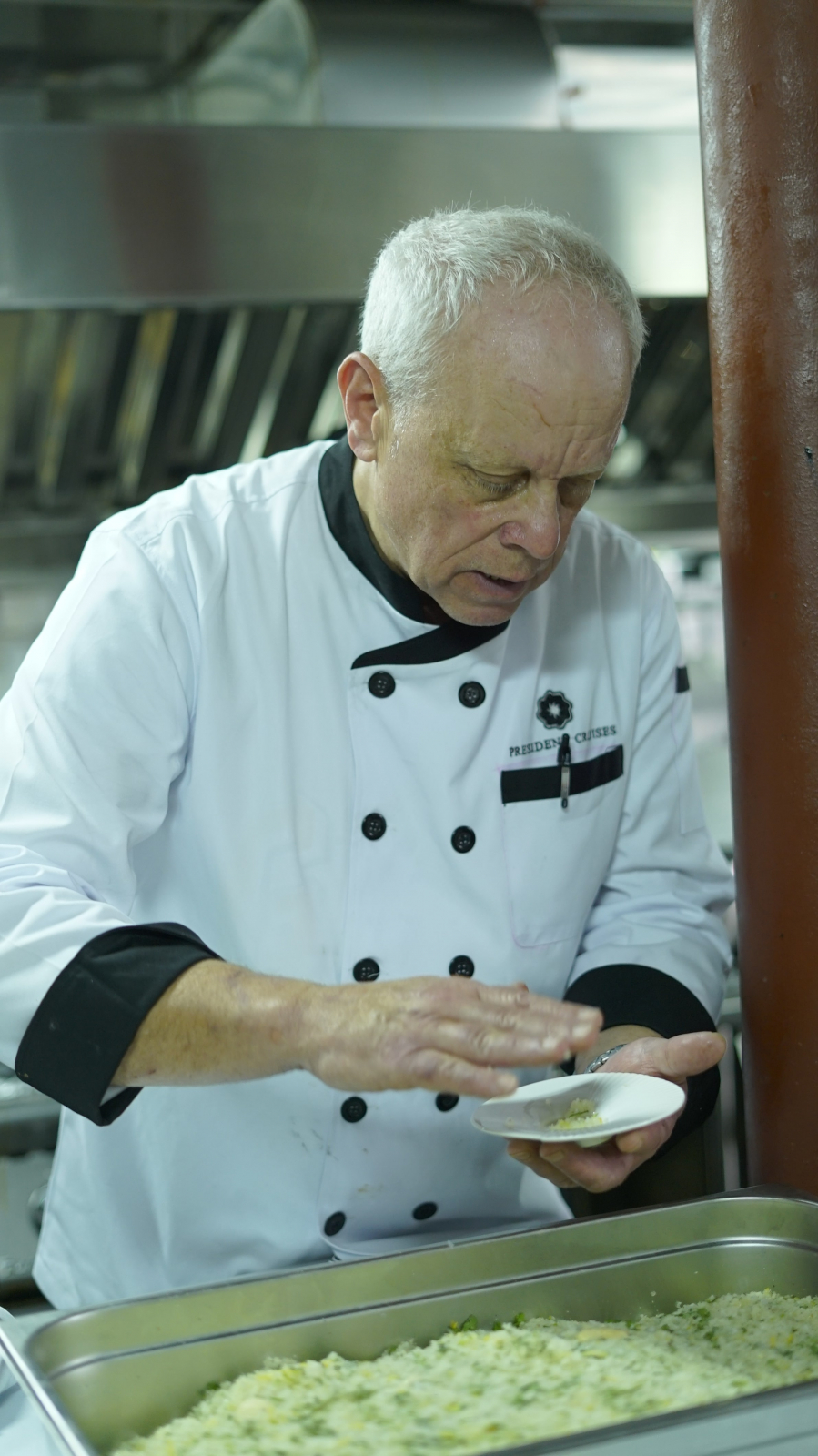 John Burton-Race - với tư cách “Đầu bếp siêu sao –Celebrity Chef”, sẽ kể những câu chuyện về niềm đam mê ẩm thực của ông thông qua từng món ăn Âu – Á được kết hợp nhịp nhàng.