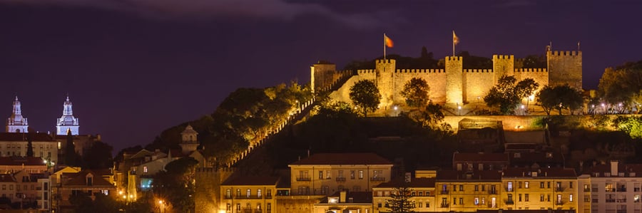 Lâu đài Sao Jorge vào ban đêm
