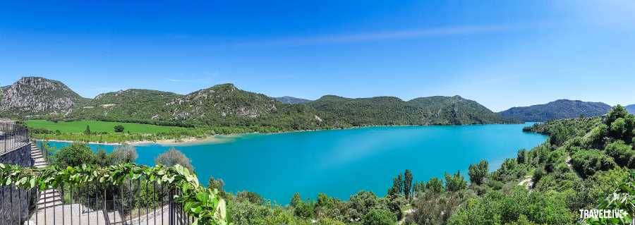 Màu nước xanh ngọc bích của hồ Mediano