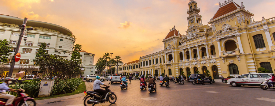 Traffic-in-front-of-Ho-Chi-Minh-City-Hall-at-twilight