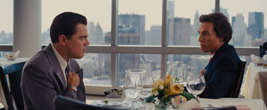Những tòa nhà chọc trời ở New York là biểu tượng của tiền tài và danh vọng trong The Wolf of Wall Street (2013)