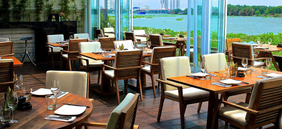 The Deck, một quán ăn ven sông đẹp mắt được nhiều người nước ngoài ưa chuộng, ở Sài Gòn
