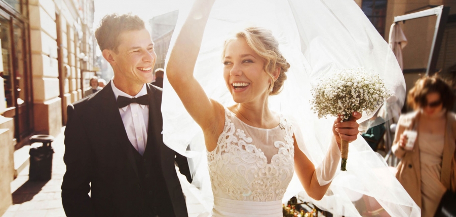 Du khách khi đăng ký sẽ được tổ chức hôn lễ với người Amsterdam cùng đầy đủ hoa, váy cưới.