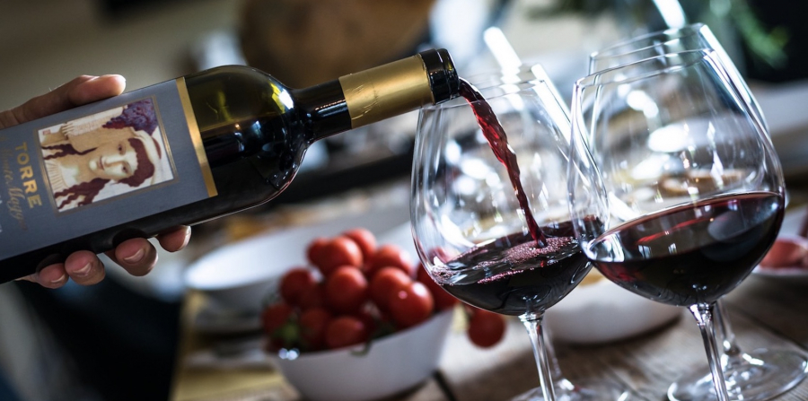 Rượu vang Ý nổi tiếng lâu đời và nhiều chủng loại  như Moscato d’Asti, Chianti, Amarone và Prosecco...