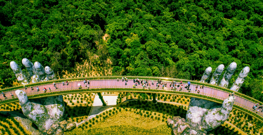 Cây cầu Vàng (Đà Nẵng, Việt Nam) khánh thành 6/2018, với hai bàn tay Phật đầy vết rạn và rêu tựa như những tàn tích bằng đá cổ xưa. Cây cầu này từ khi khánh thành đã nhanh chóng được các nước bạn xem là hình mẫu để xây dựng những cấu trúc thiết kế hiện đại.