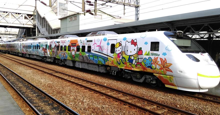 tra_ted1014_hello_kitty_train_at_kaohsiung_station_20160808