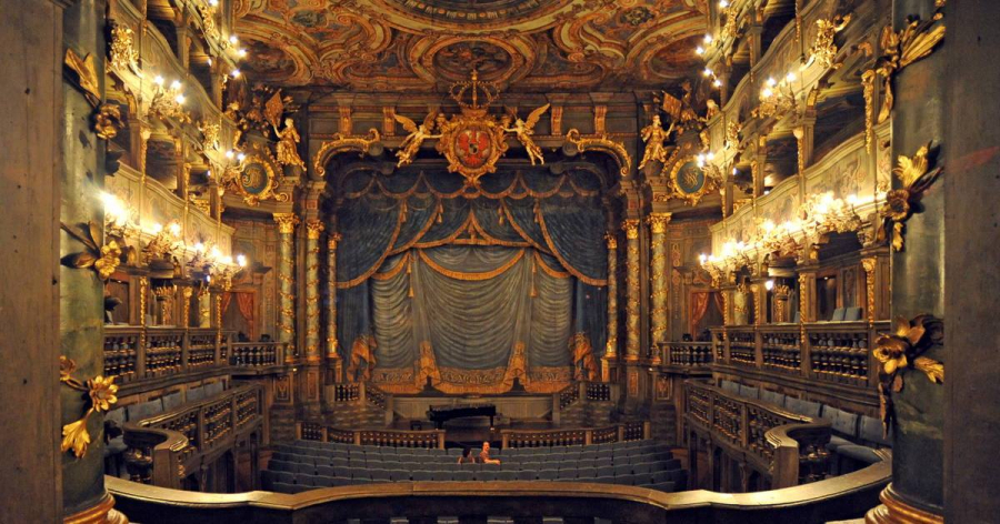 Nhà hát mang hơi thở đặc trưng của kiến trúc Baroque.