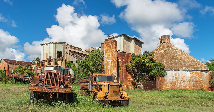 Old Sugar Mill of Koloa là một địa danh lịch sử quốc gia, đã được chọn làm bối cảnh cho phân cảnh cuối của bộ phim. Theo tờ báo Reel News Hawaii, ngôi nhà của gia đình Hobbs nằm gần bãi biển của Gillin. 