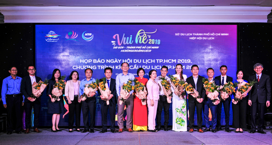 Ban tổ chức tặng hoa và chụp ảnh lưu niệm với các đại diện của các công ty lữ hành